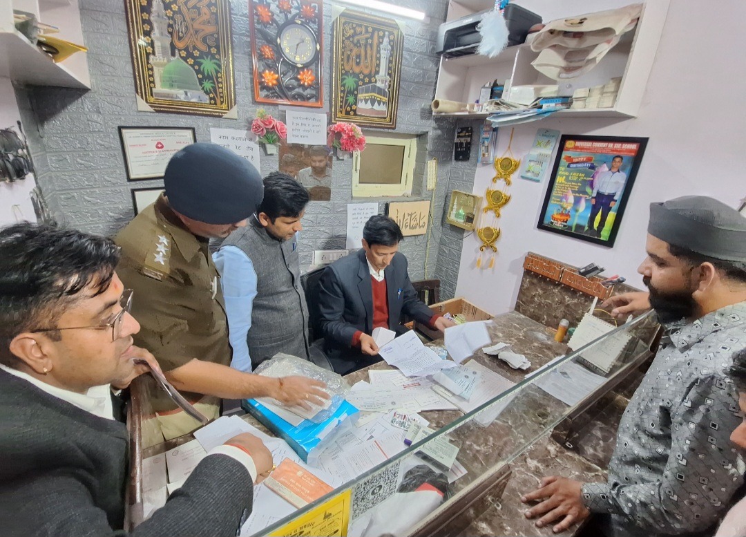 बनभूलपुरा में फर्जी प्रमाणपत्र रैकेट का भंडाफोड़, कुमाऊं आयुक्त दीपक रावत की छापेमारी में बड़ा खुलासा