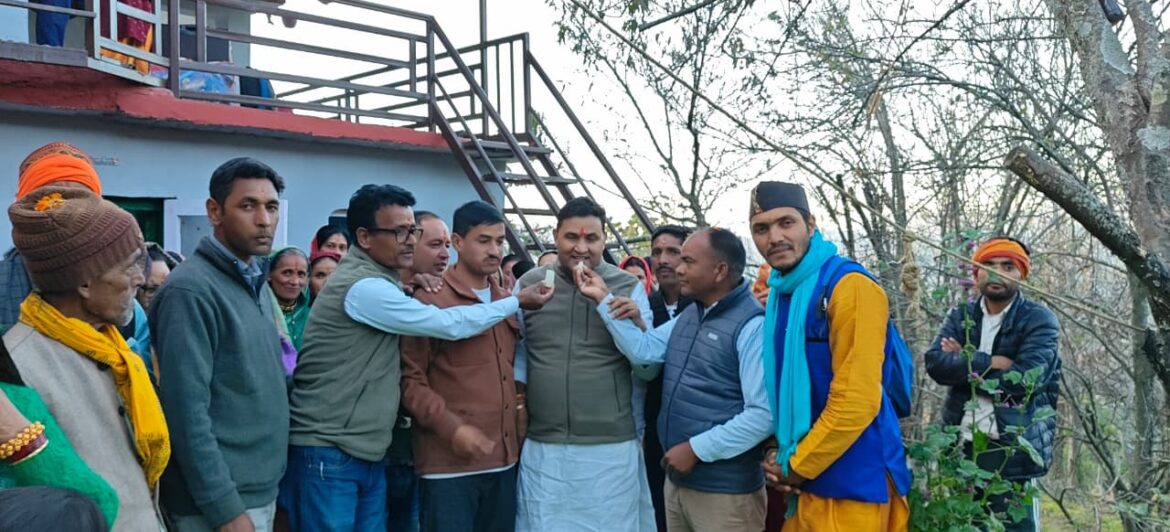 बिहार चुनाव में प्रचंड जीत पर धारी ब्लॉक में जश्न ! विधायक राम सिंह कैड़ा के नेतृत्व में भाजपाइयों ने बांटे मिष्ठान