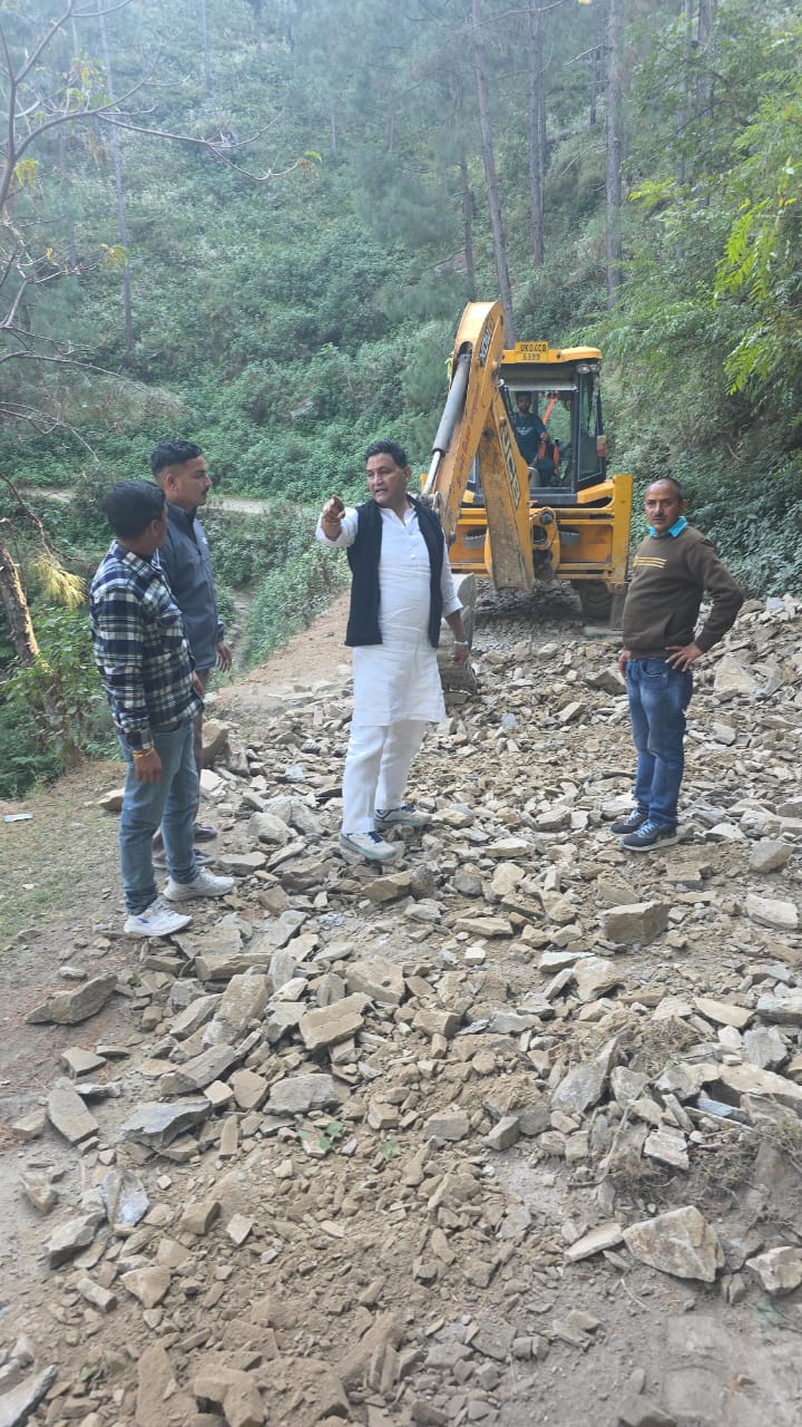 ओखलकांडा ब्लॉक के गाँवों का विधायक कैड़ा ने किया दौरा, कहा—करायला–जमराड़ी मोटर मार्ग जल्द होगा दुरुस्त