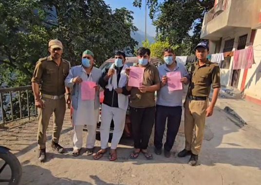 ऋषिकेश: मां गंगा की आस्था से खिलवाड़ करने वाले तीन शराबी पुलिस के हत्थे चढ़े, चालान काटकर वसूला जुर्माना — एक ड्राइवर ड्रिंक एंड ड्राइव में गिरफ्तार