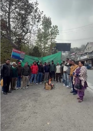 नैनीताल में एस्मा एक्ट के विरोध में कांग्रेस का प्रदर्शन, धामी सरकार का पुतला दहन