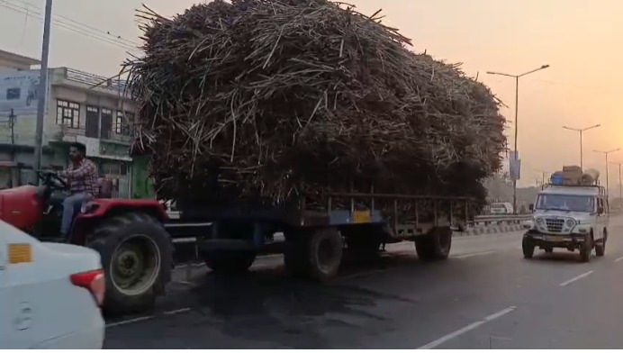 मंगलौर हाइवे पर ओवरलोड ट्रैक्टर-ट्रॉलियों का आतंक, रात में बढ़ रहा हादसों का खतरा—प्रशासन की कार्रवाई पर सवाल