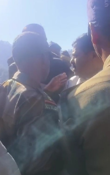 शहीद के अंतिम संस्कार में हंगामा, विधायक और दरोगा में तीखी नोकझोंक का वीडियो वायरल