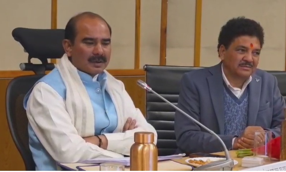 अल्मोड़ा: केंद्रीय सड़क एवं परिवहन राज्य मंत्री ने विकास कार्यों की समीक्षा की