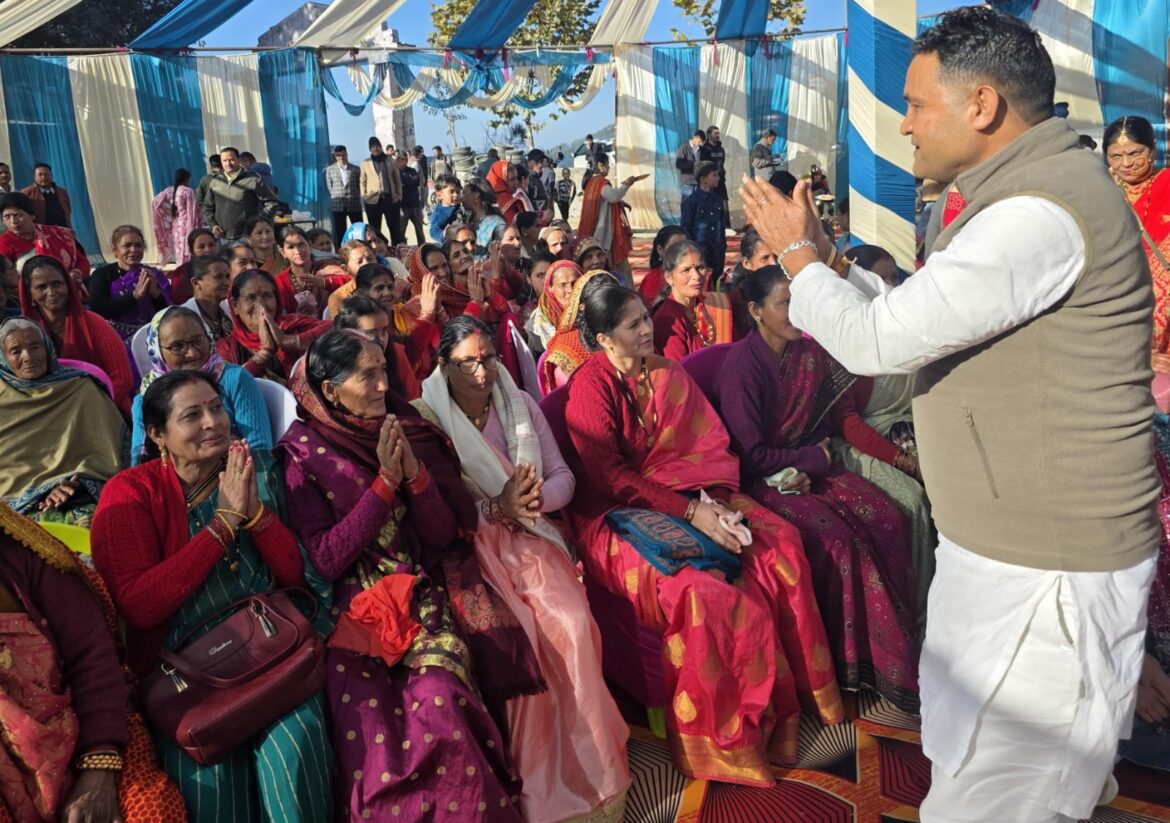 विधायक कैड़ा ने किया गांवों का दौरा, बढ़ते बंदर प्रकोप पर DFO से की बात