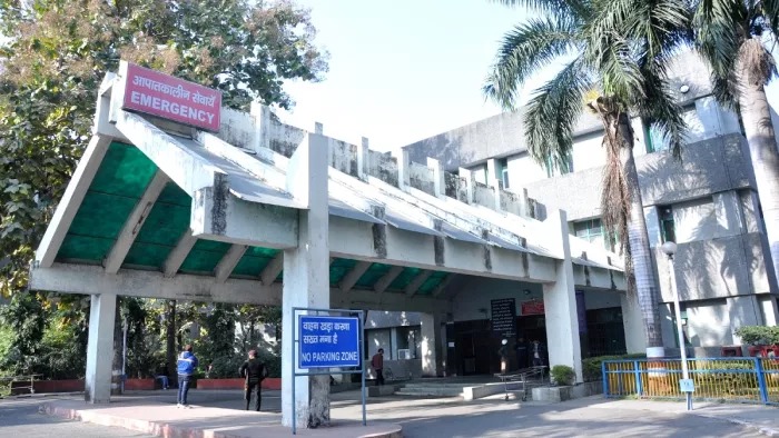 सुशीला तिवारी अस्पताल की तस्वीरों ने खोली बदहाल स्वास्थ्य व्यवस्था की पोल, ICU के बाहर बंदरों का पहरा—अंदर मरीजों पर रेंगती चींटियाँ