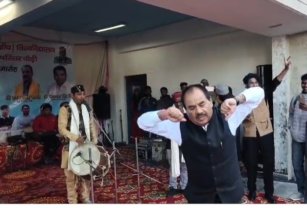 पौड़ी: छात्र संघ उद्घाटन में डॉ. हरक सिंह रावत ने मंच पर थिरक कर बांधा समां