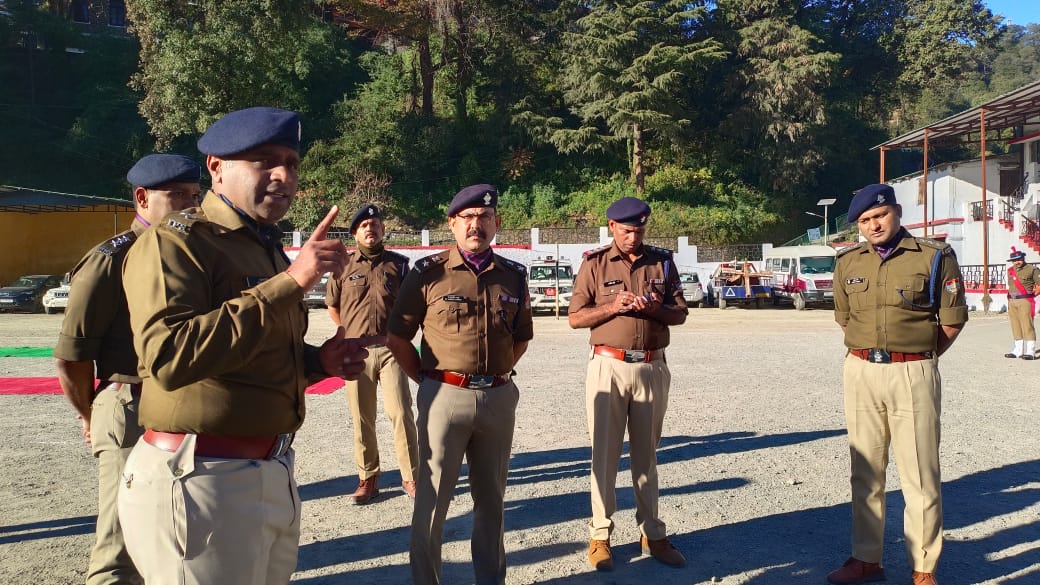 पुलिस लाइन नैनीताल में भव्य शुक्रवार परेड, SSP ने जवानों की फिटनेस और दक्षता का किया गहन आंकलन