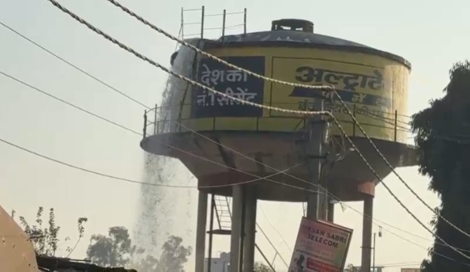 रुड़की: पिरान कलियर में जल संस्थान की लापरवाही, टंकी से घंटों बहता रहा पानी देखिए विडिओ