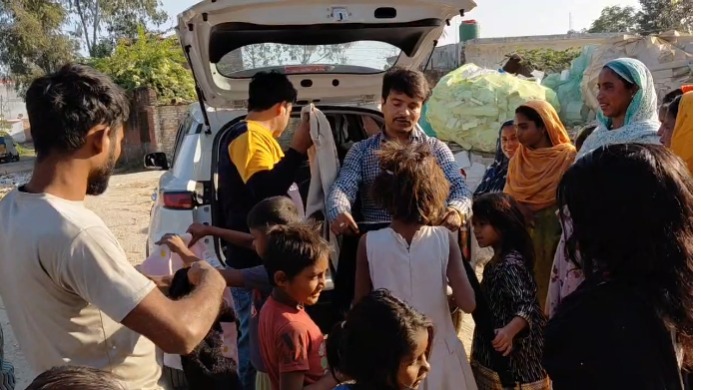कड़ाके की ठंड में इंसानियत की मिसाल: वरिष्ठ पत्रकार सलमान मलिक ने गरीबों को बांटे गर्म कपड़े