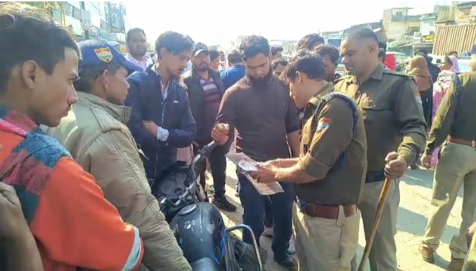 रुड़की में पुलिस ने बस अड्डे पर चलाया व्यापक चैकिंग अभियान