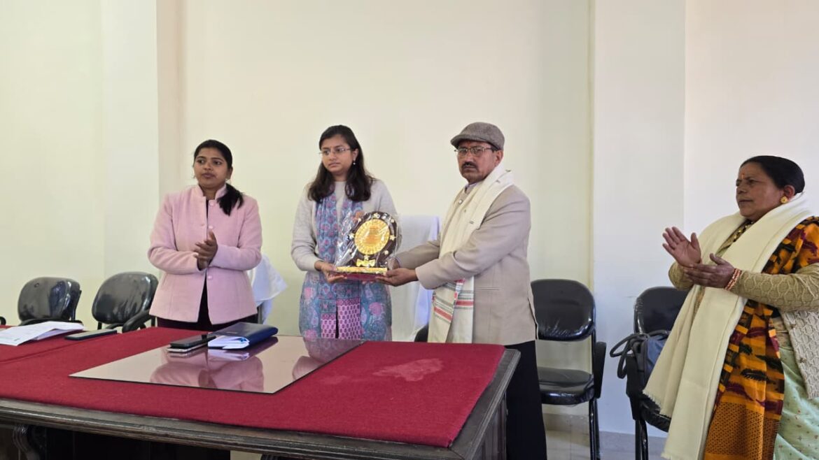 रानीखेत में प्रभारी तहसीलदार हेमंत मेहरा को विभागीय अधिकारियों और कर्मचारियों ने दी भावपूर्ण विदाई