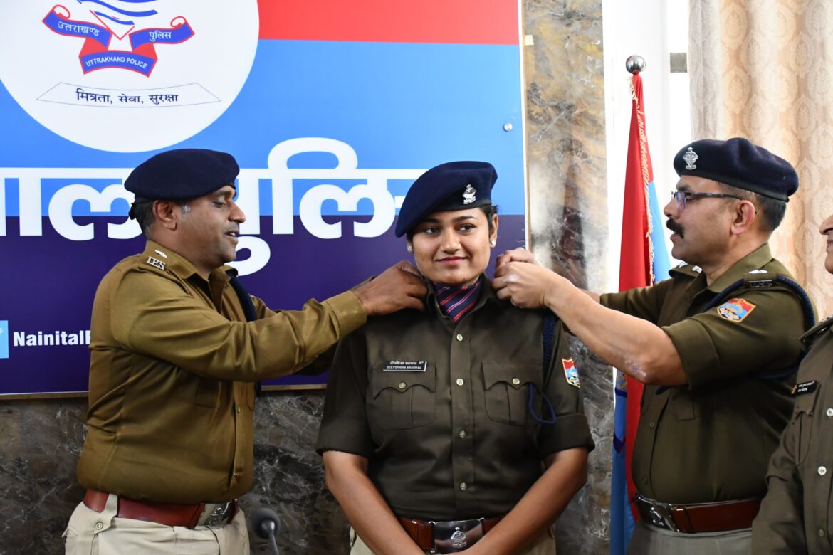 एएसपी पदोन्नति पर नैनीताल पुलिस ने आयोजित की पीपिंग सेरेमनी, SSP ने लगाए कंधों पर अलंकार
