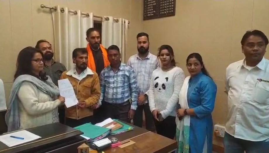 हरिद्वार : गंगा घाटों के पास अवैध शराब बिक्री पर यूकेडी और हिंदूवादी संगठनों ने जताई आपत्ति