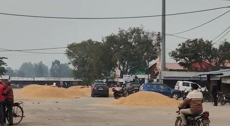 धान खरीदी को लेकर जसपुर में किसानों का प्रदर्शन आमरण अनशन में बदला, प्रशासन के आश्वासन पर खत्म