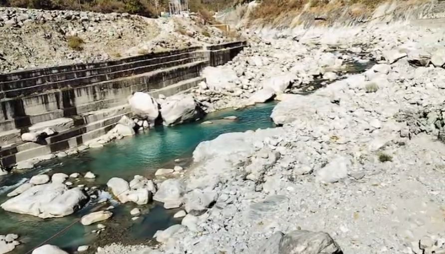 अलकनंदा नदी में मलवा डंप करने का आरोप, लामबगड़ क्षेत्र के जनप्रतिनिधियों में आक्रोश