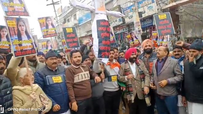 अंकिता भंडारी हत्याकांड: कांग्रेस ने भाजपा नेताओं के खिलाफ प्रदर्शन कर सीबीआई जांच की मांग की