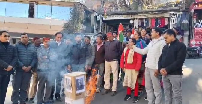 रानीखेत में कांग्रेस ने भाजपा सरकार के खिलाफ किया पुतला दहन, अंकिता भंडारी को न्याय दिलाने की मांग