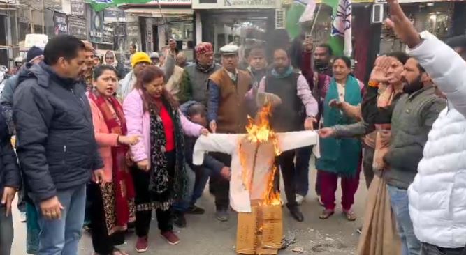 कोटद्वार में कांग्रेस का प्रदर्शन, भाजपा नेता दुष्यंत गौतम और प्रदेश सरकार का पुतला दहन