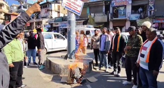 लोहाघाट में कांग्रेस का उग्र प्रदर्शन, दुष्यंत गौतम का पुतला दहन, गिरफ्तारी की मांग