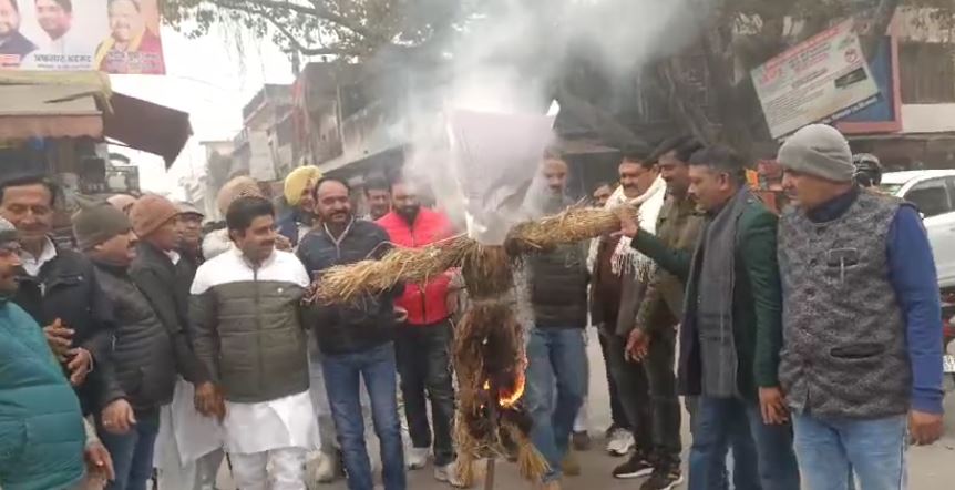 अंकिता भंडारी हत्याकांड: सितारगंज में कांग्रेस का पुतला दहन, सरकार के खिलाफ प्रदर्शन
