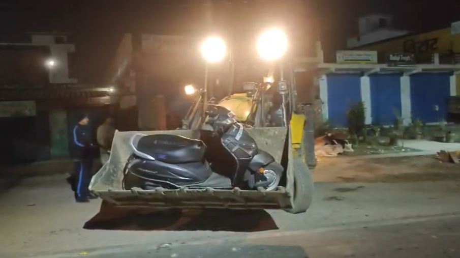खटीमा: घने कोहरे में जेसीबी–स्कूटी की टक्कर, युवक गंभीर घायल