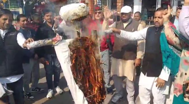 अंकिता भंडारी हत्याकांड: कांग्रेस और क्रांति दल ने भाजपा सरकार के खिलाफ किया प्रदर्शन, सरकार का पुतला दहन