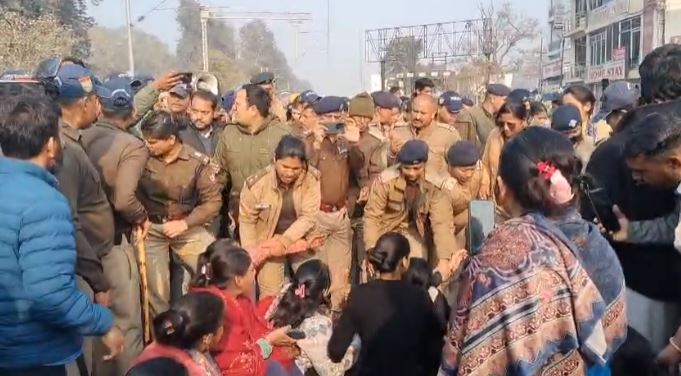 हाईवे जाम पड़ा भारी: गुमानीवाला में 8 नामजद सहित 218 लोगों पर मुकदमा, पुलिस ने दिए सख्त कार्रवाई के संकेत