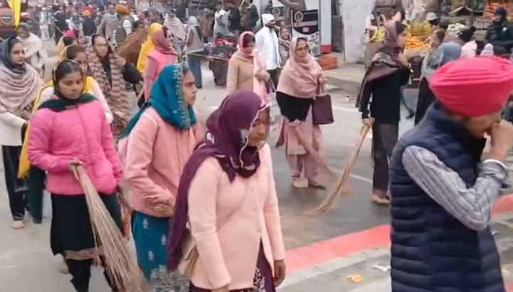 गुरु गोविंद सिंह जी के प्रकाश पर्व पर नगर में भव्य नगर कीर्तन