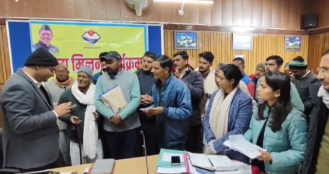 चंपावत के ग्रामीणों की सड़क सुविधा की मांग पर जिलाधिकारी ने दिया आश्वासन