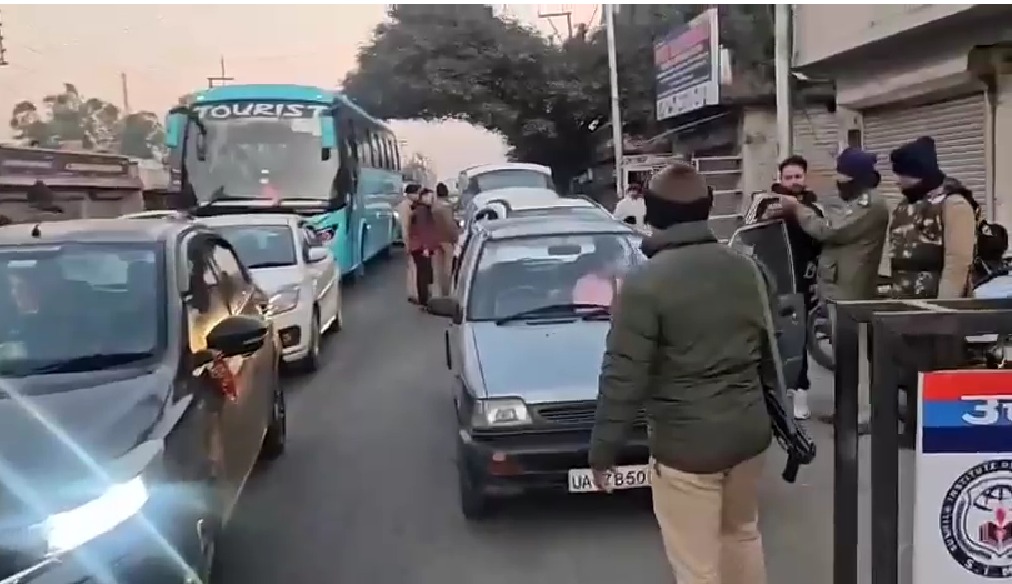 देहरादून में तड़के दून पुलिस का सघन चेकिंग अभियान, 1782 वाहन जांचे, 3374 लोगों से पूछताछ