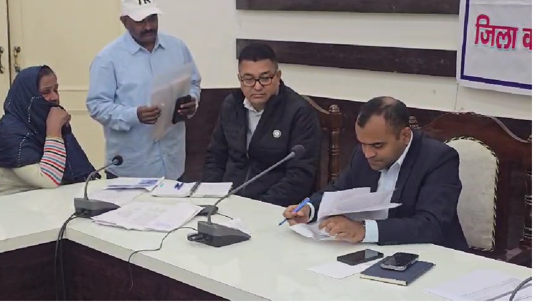 हर सोमवार जन सुनवाई: जिलाधिकारी मयूर दीक्षित ने 90 शिकायतों का किया निराकरण