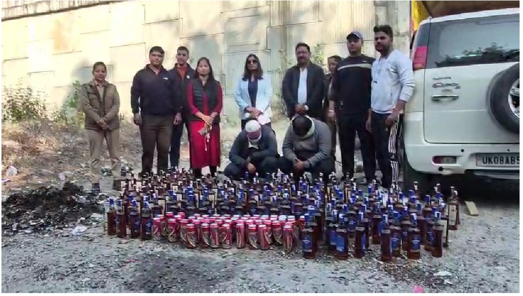 फिल्मी स्टाइल में शराब तस्करी का भंडाफोड़, दो कारों से 25 पेटी अंग्रेजी शराब बरामद