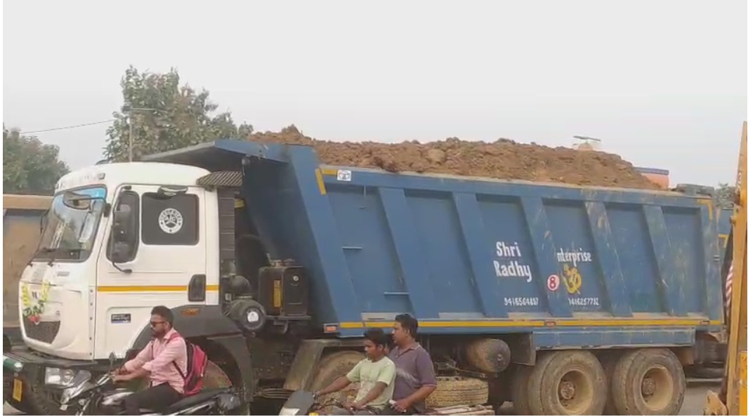 लंढौरा क्षेत्र में बेकाबू खनन माफिया: बिना परमिशन ओवरलोड डंपरों की दौड़, कभी भी हो सकता है बड़ा हादसा