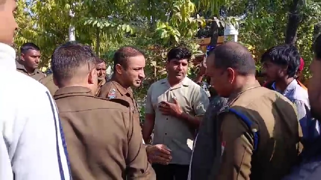 नानकमत्ता में विशेष समुदाय के युवक के साथ दो नाबालिग लड़कियां पकड़ी गईं, स्थानीय लोगों ने जताई आशंका – मामला थाने पहुंचा