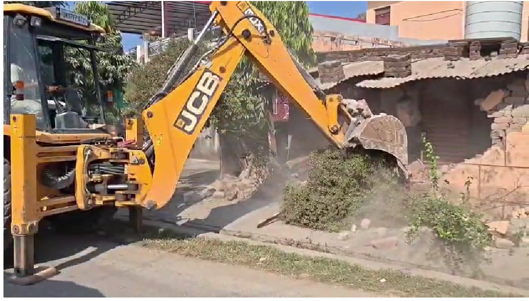 दूधली–डोईवाला बायपास चौड़ीकरण का रास्ता साफ, PWD ने शुरू की अतिक्रमण हटाने की कार्रवाई