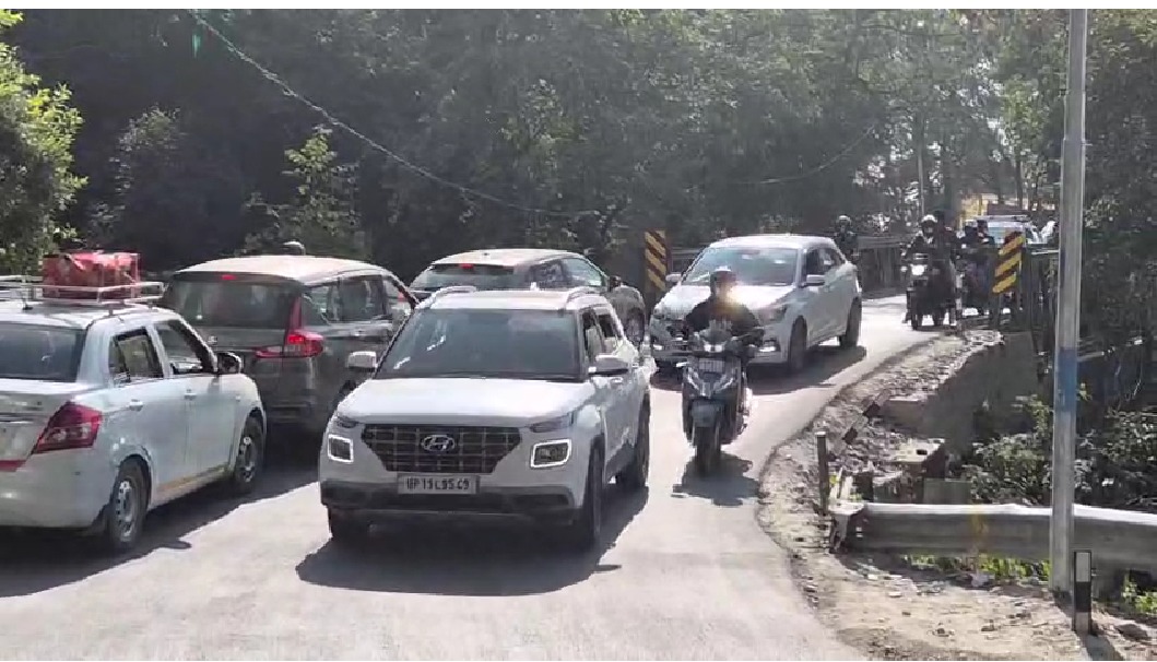 मसूरी-देहरादून मार्ग पर वैली ब्रिज पर जाम की समस्या, स्थानीय लोग मांग कर रहे चौड़ाई बढ़ाने की