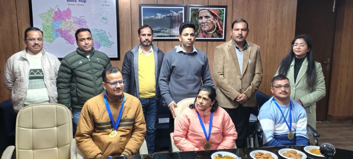 विश्व दिव्यांग दिवस पर जिलाधिकारी ने 3 दिव्यांगों को राज्य स्तरीय पुरस्कार प्रदान किया