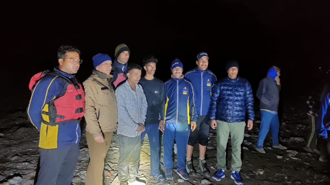 विकासनगर: जूड्डो डैम से अचानक पानी आने पर तीन युवक मझधार में फंसे, SDRF ने किया रेस्क्यू