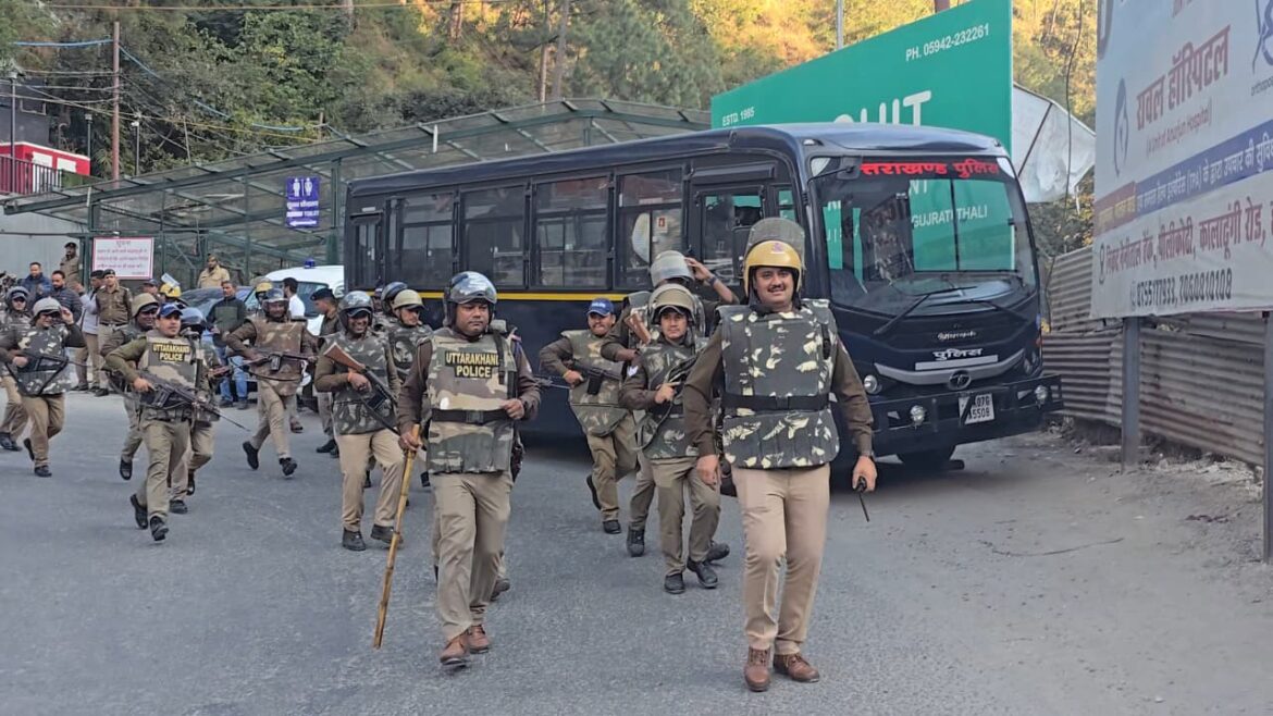 कैंची धाम में आतंकी हमले की तैयारी को देखते हुए नैनीताल पुलिस ने मॉक ड्रिल आयोजित की