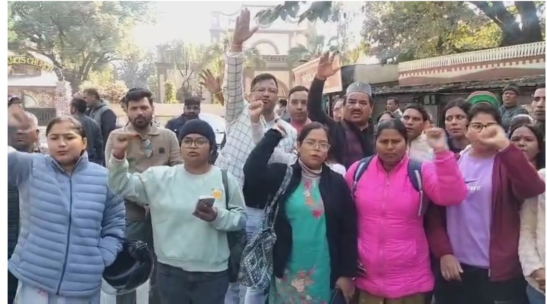 नर्सिंग एकता मंच की रैली पर रोक, पुलिस ने कार्यकर्ताओं को रोका; हरक सिंह रावत के नेतृत्व में निकली रैली