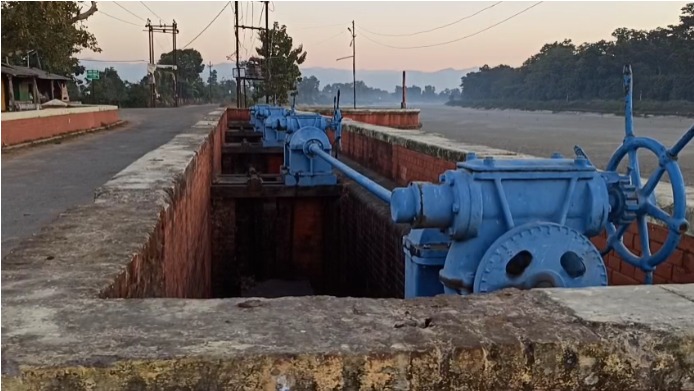 खटीमा की ऐतिहासिक शारदा देवहा पोशाक नहर बदहाल, सफाई न होने से जल प्रवाह बाधित — किसानों में गहरा आक्रोश