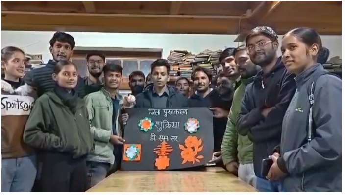 अल्मोड़ा में जिलाधिकारी ने राजकीय पुस्तकालय का निरीक्षण, युवाओं को दिया अध्ययन के लिए प्रोत्साहन