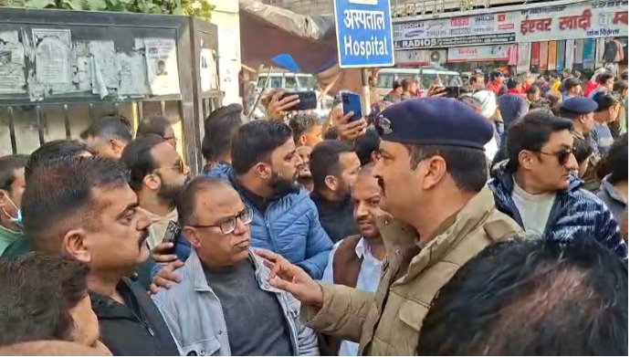 जिला अस्पताल हरिद्वार में शर्मनाक लापरवाही: मोर्चरी में रखा शव चूहों ने काटा, फ्रीजर खराब — परिजनों का हंगामा, हाई-लेवल जांच शुरू