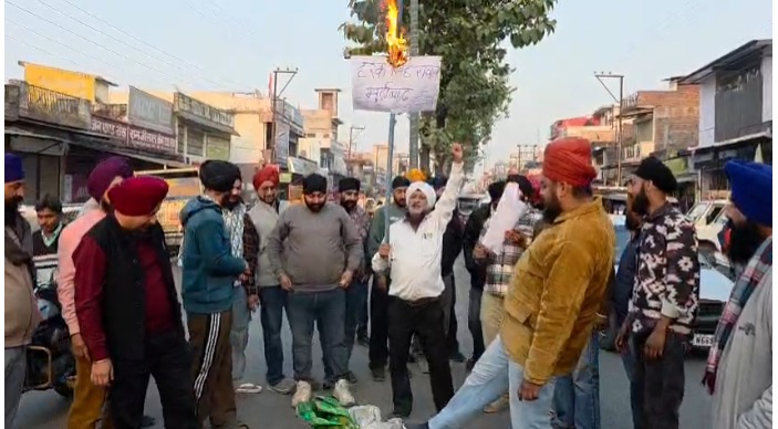विकासनगर में सिख समुदाय का गुस्सा फूटा, हरक सिंह रावत के पुतले का दहन