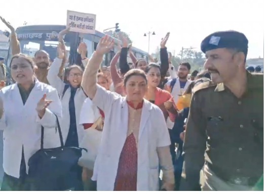 उत्तराखंड नर्सिंग एकता मंच का सीएम आवास कूच, धरने पर नर्सिंग स्टाफ