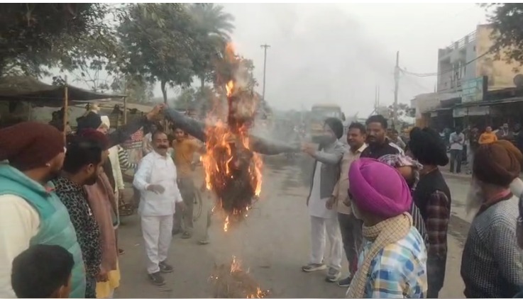 ऊधम सिंह नगर में हरक सिंह रावत के बयान पर भड़का आक्रोश, सिक्ख समाज ने फूंका पुतला