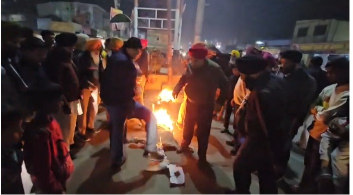 हरक सिंह रावत के बयान पर किच्छा में उबाल, सिख समाज ने फूंका पुतला—अकाल तख्त में माफी की मांग