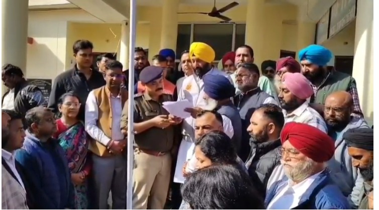 खटीमा: सिख समाज ने हरक सिंह रावत के खिलाफ कोतवाली में दी तहरीर