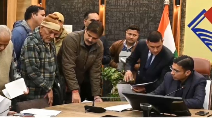 डीएम जनदर्शन: जिलाधिकारी सविन बंसल ने सुनीं 176 शिकायतें, कई मामलों का मौके पर निस्तारण